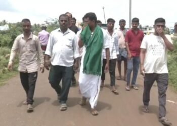 ರೈತರ ಬೆಳೆ ಹಾನಿ ಪರಿಶೀಲಿಸಿದ ಶಾಸಕ ಡಾ. ಶೈಲೇಂದ್ರ ಬೆಲ್ದಾಳೆ…